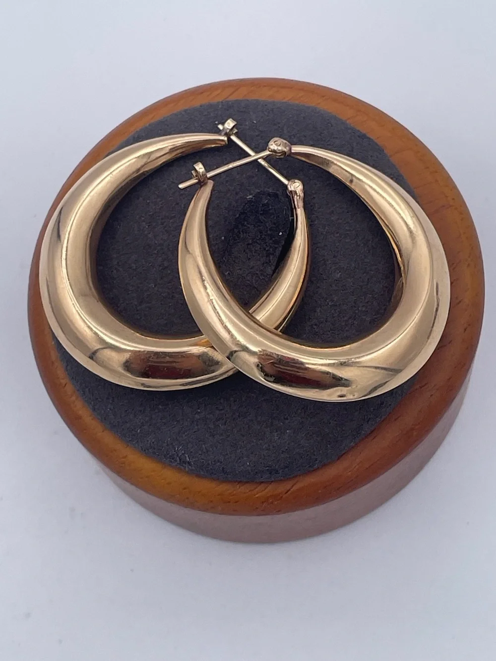 14K Italian Gold Chunky Hollow Hoop Earrings Round Made in Italy Heavy 8.9grams - Picture 6 of 6